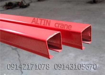 ریل های برق رسانی جرثقیل سقفی C-RAIL، سیستمی با سه ریل.
 - تصویر 1
