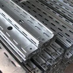 ریل یوچنل، سینی و نردبان کابل، و بست‌های چنگالی.
