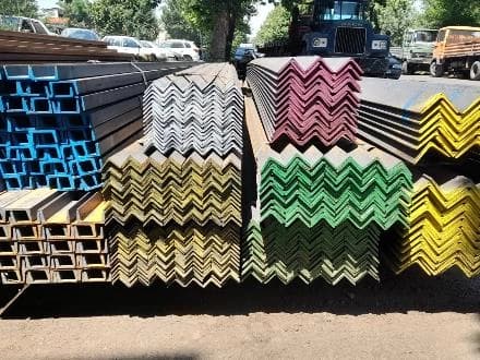 عرضه گسترده انواع پروفیل های ساختمانی شامل نبشی، ناودانی، قوطی و پروفیل‌های سبک و سنگین
 - تصویر 1