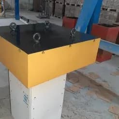 آهنربای آویز بر روی نوار نقاله،  مگنت و نوار نقاله از معدن کاران.
