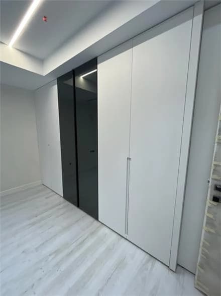 ساخت و نصب کابینت، کمد و تخت‌های خواب کم‌جا با طراحی مدرن و کاربردی.
 - تصویر 1