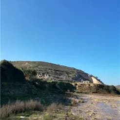 معدن سنگ به فروش می‌رسد.

