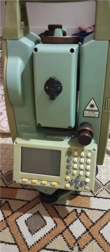 دستگاه توتال استیشن سندینگ مدل STS-755RL، به صورت کارکرده.
 - تصویر 1