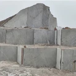 مرمریت مشکی، آماده فروش از معدن.
